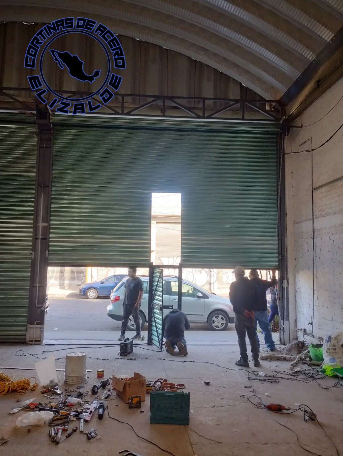 Cortina industrial operando en andén de carga