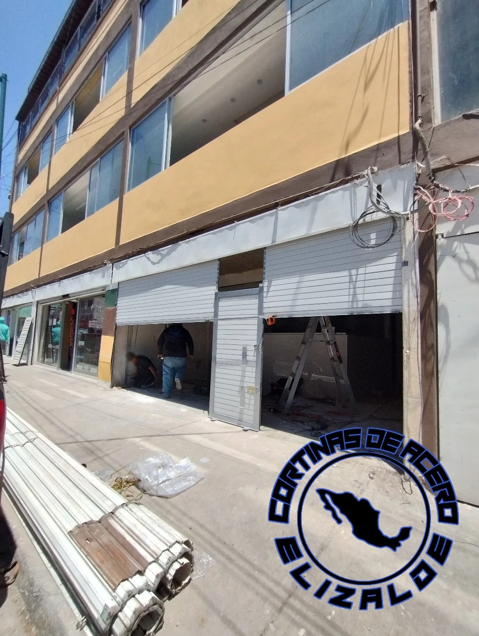 Cortina con puerta de acceso Ixtapaluca